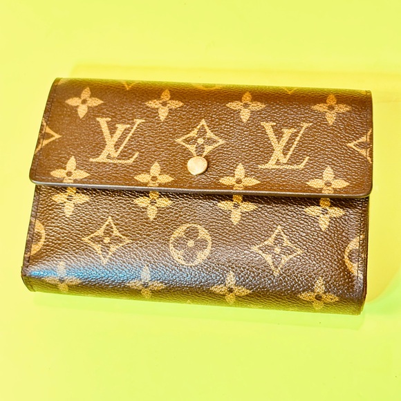 Louis Vuitton passport Monogram Bifold Wallet clean in good condition - Picture 2 of 15